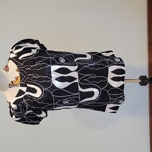 Apt. 9 Black And White Short Sleeved Top. Scooped Neck Size Medium